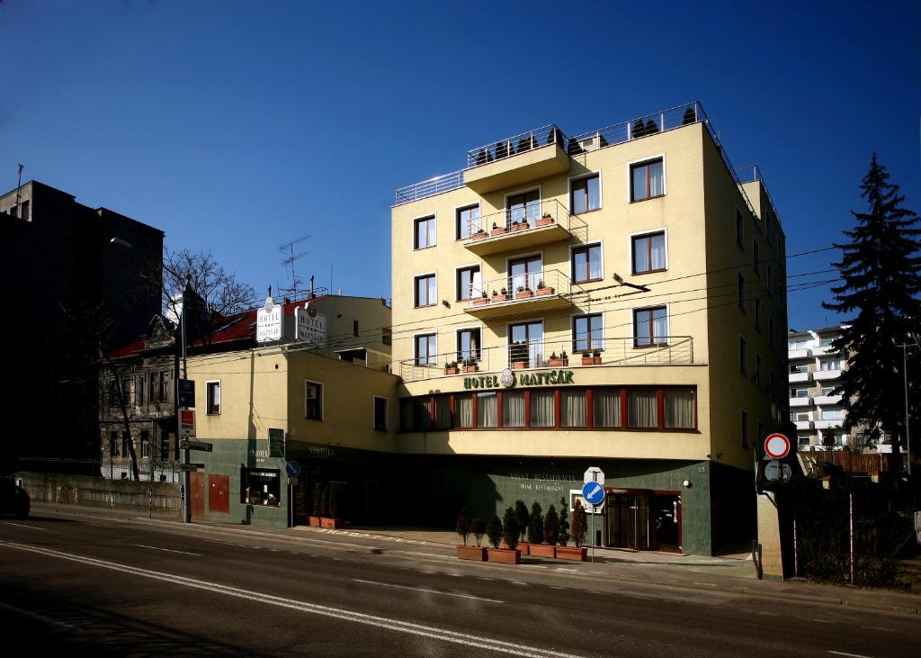 布拉提斯拉瓦的住宿－Hotel Matyšák，街道边的高楼