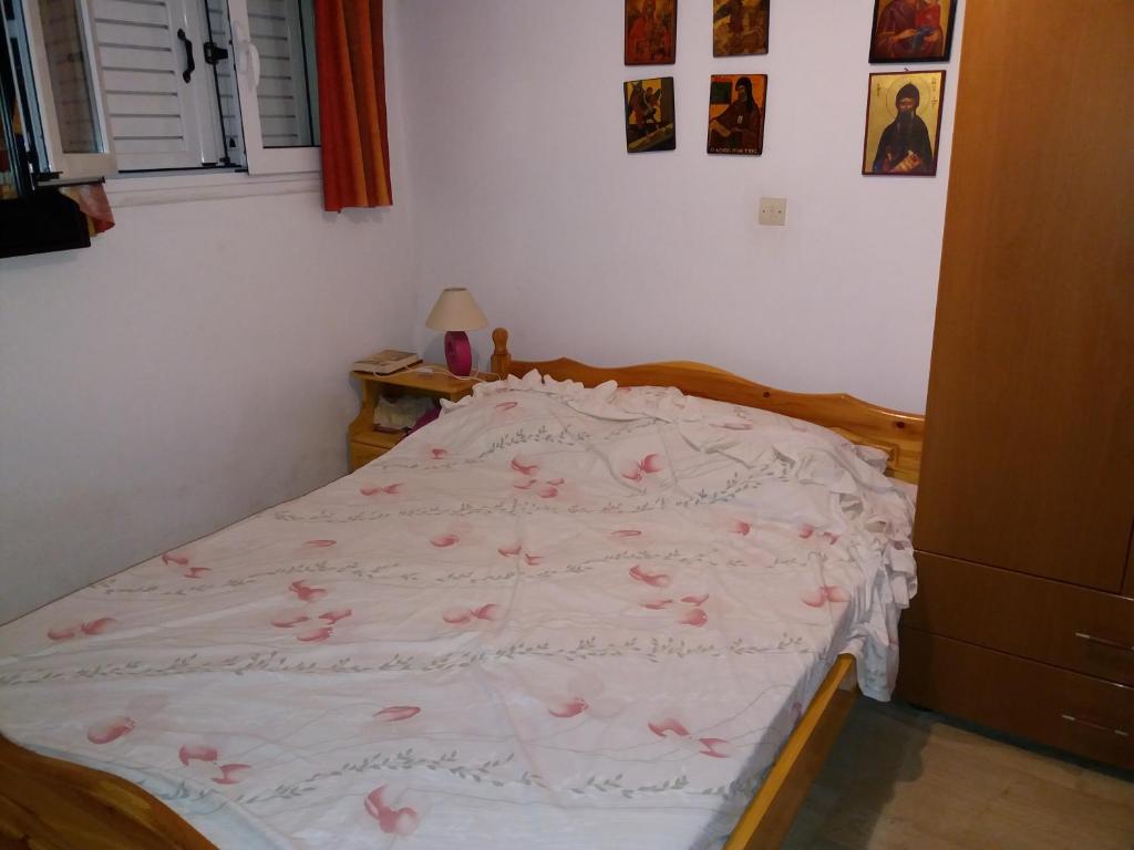 Postel nebo postele na pokoji v ubytování Aliki House