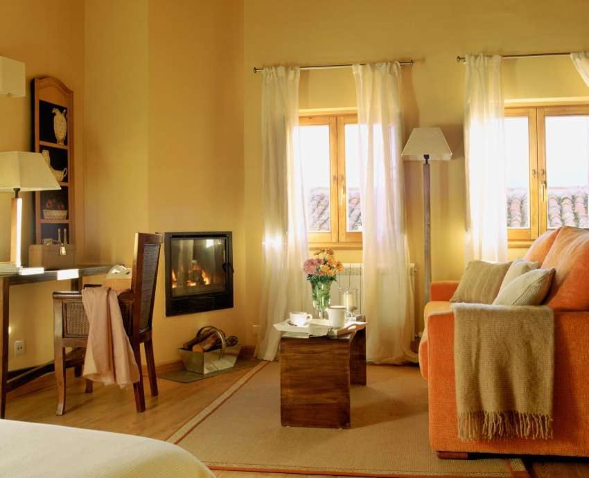 Casa Granero في راسكافريا: غرفة معيشة مع أريكة وتلفزيون