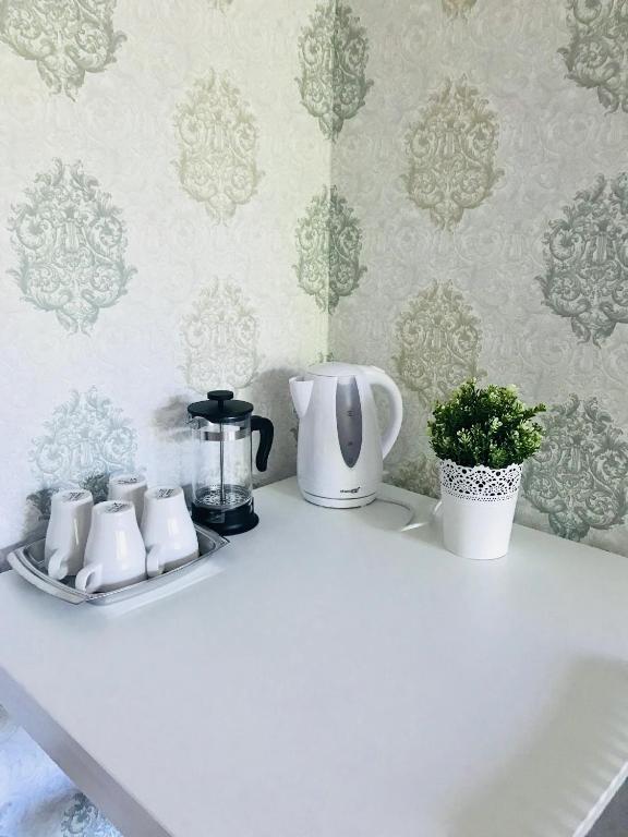 Příslušenství pro přípravu čaje a kávy v ubytování Savan House "Easy Kaunas"
