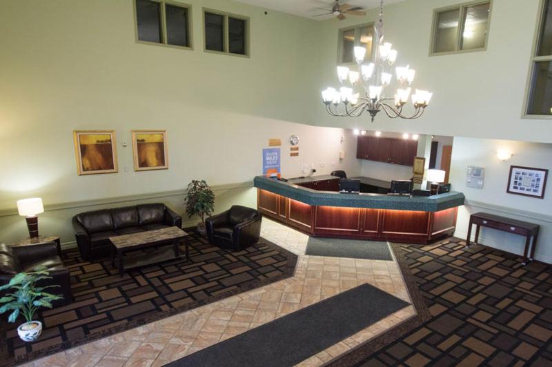 um átrio com um sofá e uma sala de espera em Nova Inn Acheson em Spruce Grove