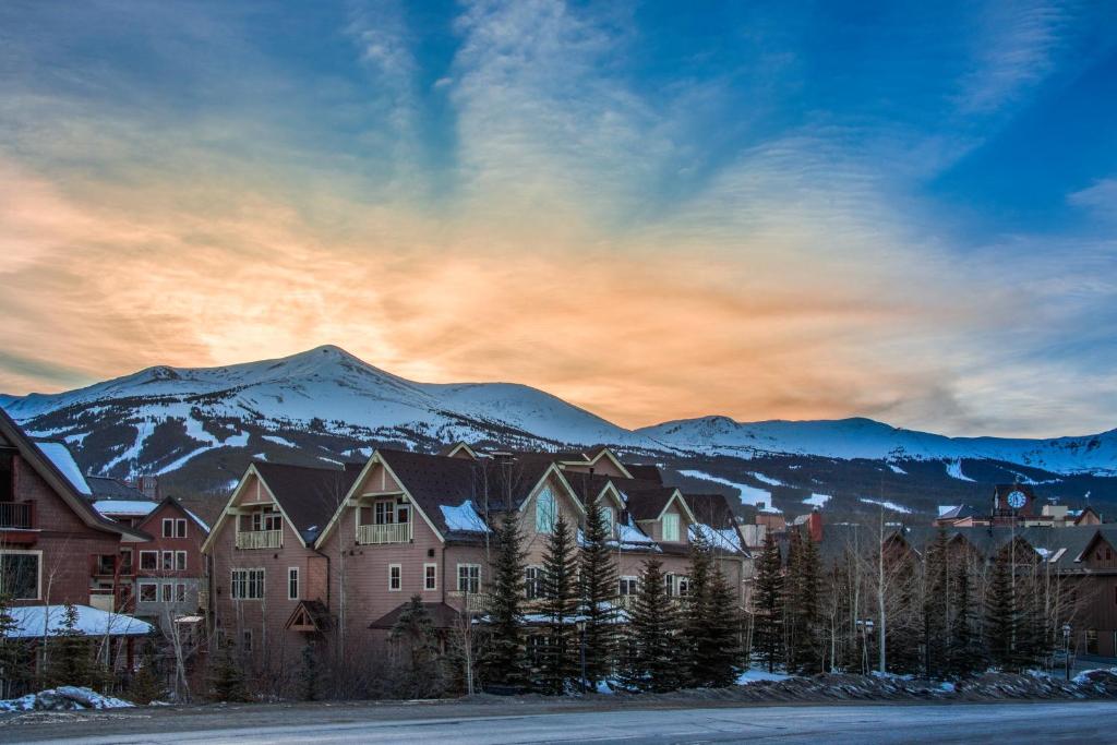 um grupo de casas com montanhas ao fundo em The Residences at Main Street Station by Hyatt Vacation Club em Breckenridge