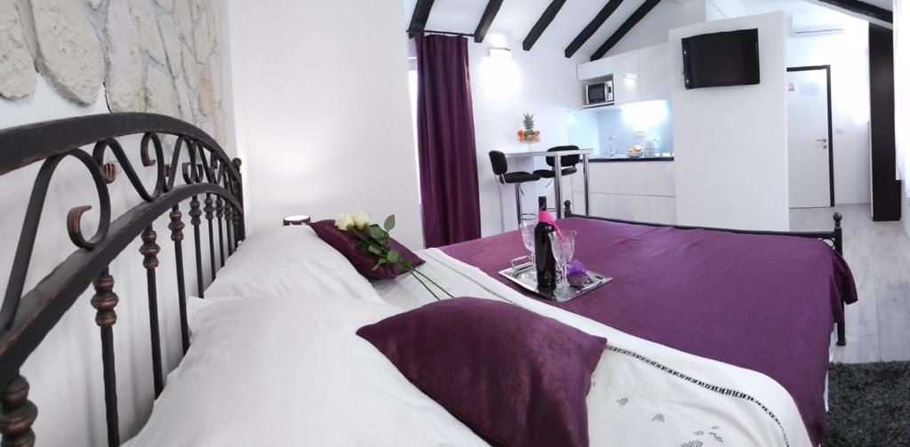 Televízia a/alebo spoločenská miestnosť v ubytovaní Kuzma Rooms and Apartments