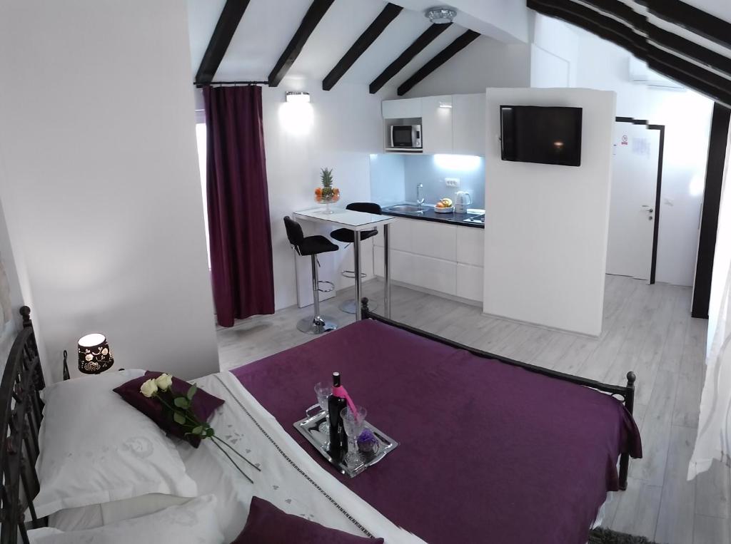 Kuchyňa alebo kuchynka v ubytovaní Kuzma Rooms and Apartments