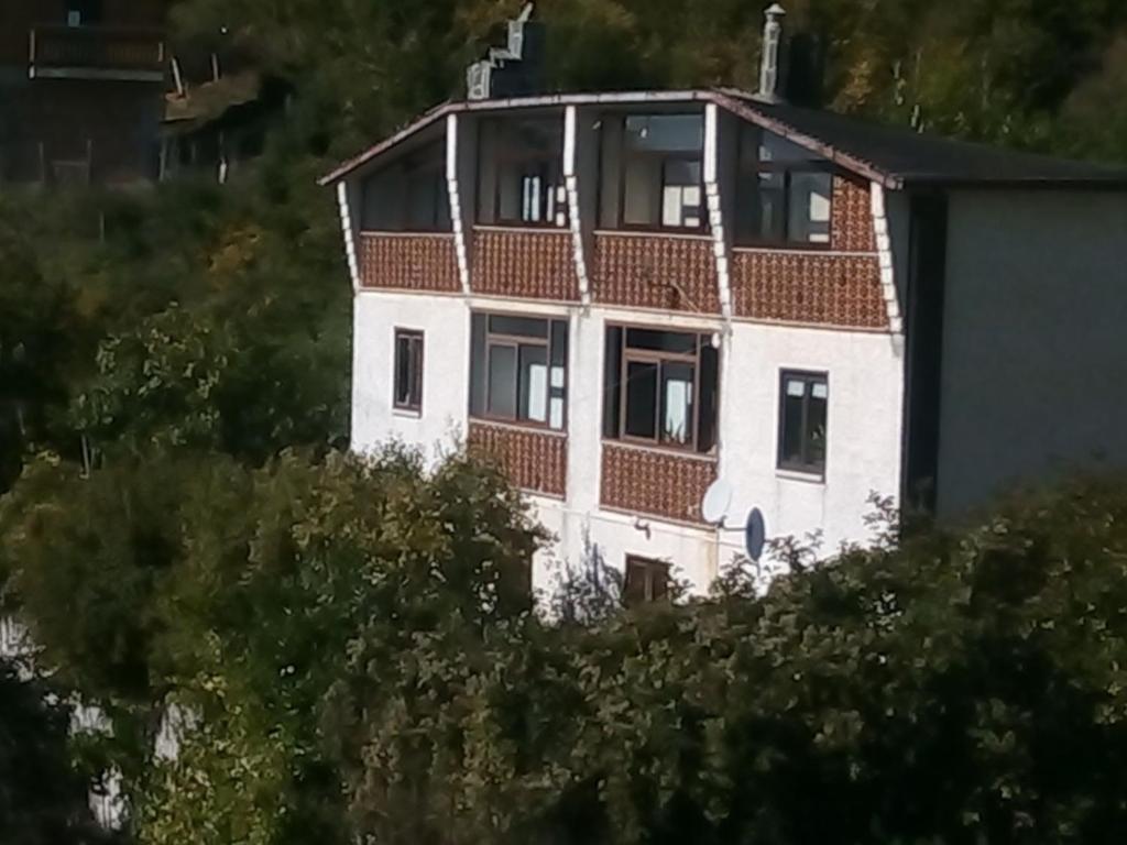 une maison blanche avec un toit rouge dans l'établissement CALABRIAMONTAGNA&MAREIN B&BNuovaGestione, à Colosimi