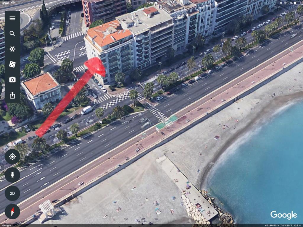 une vue sur une ville avec une route et des bâtiments dans l'établissement France Nice Promenade Des Anglais 80m² Piano, à Nice