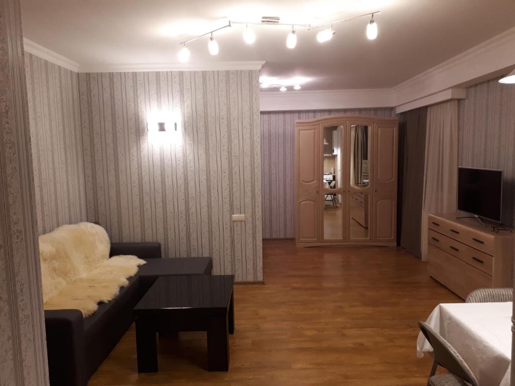 un soggiorno con divano e TV di Busas Apartment a Tbilisi City