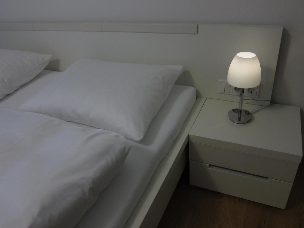 Postel nebo postele na pokoji v ubytování Ernst Clüsserath Weingut & Weinhotelchen