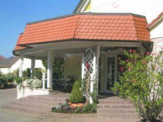 魯塔希的住宿－霍恩洛厄酒店，一座带橙色瓷砖屋顶的小房子