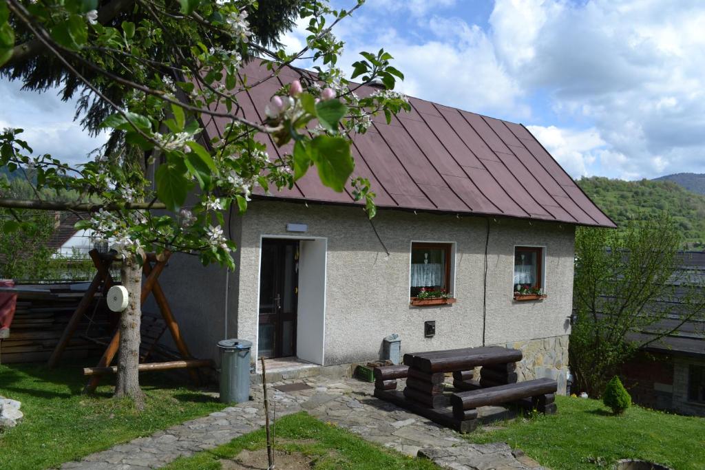un piccolo edificio bianco con tetto rosso di Chalupa Hanuliak a Terchová