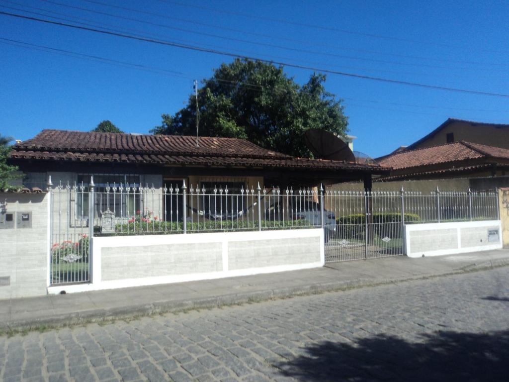a white fence in front of a house at Linda casa Rio das Ostras in Rio das Ostras