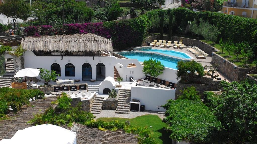 vista aerea su una villa con piscina di Grand Hotel Santa Domitilla a Ponza