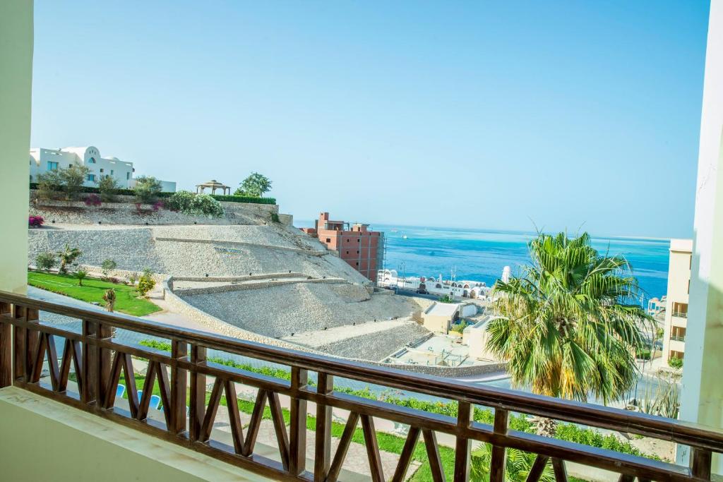 een balkon met uitzicht op een amfitheater bij The View Apartment in Hurghada