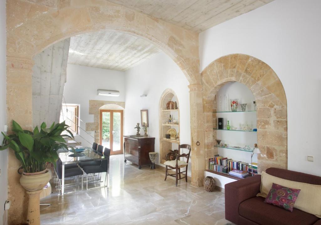 an archway in a living room with a piano at Esglesia 10 in Alcudia