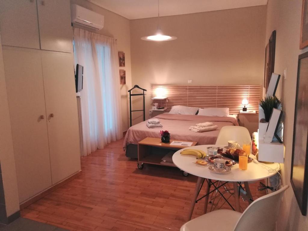 アテネにあるKoukaki ideal studio for 2のベッドルーム1室(ベッド1台、テーブル、椅子付)