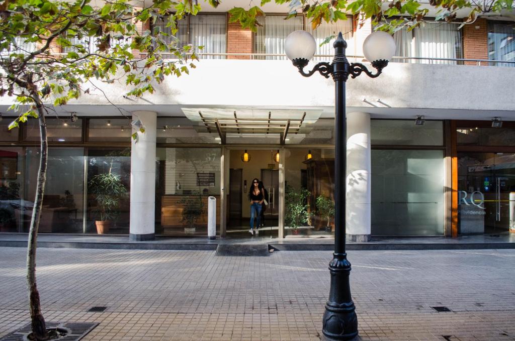 una luz de la calle frente a un edificio en Austral Rentahome Diego de Velazquez, en Santiago