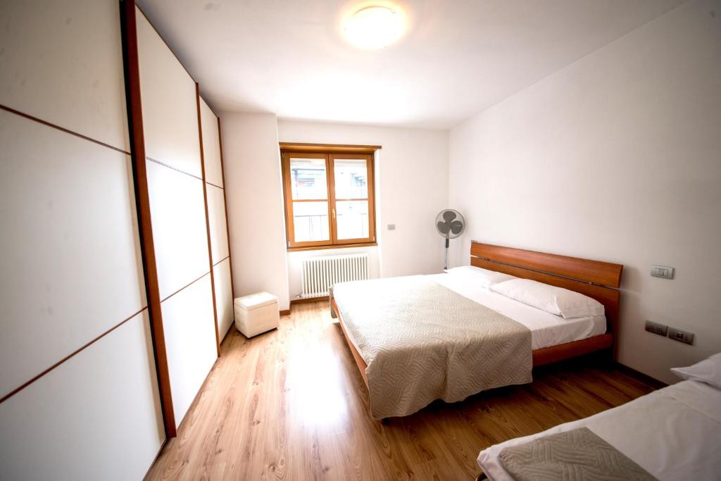 1 dormitorio con 2 camas y ventana en Sweet Spot, en Riva del Garda