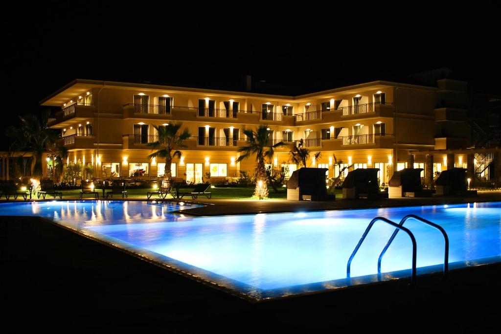Bazén v ubytování King Maron Wellness Beach Hotel nebo v jeho okolí