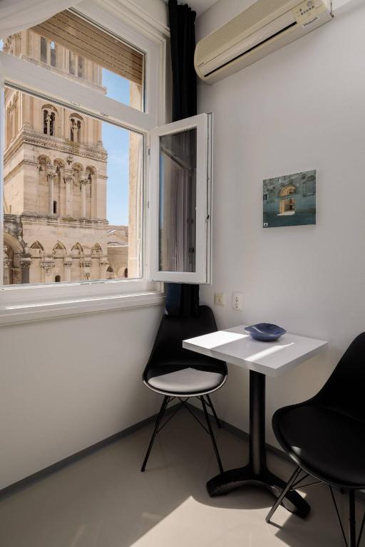 Posedenie v ubytovaní PLR Luxury Rooms