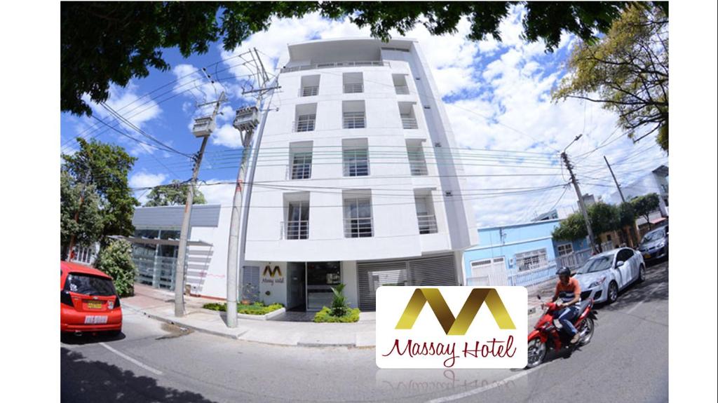 un edificio blanco con un cartel delante en Massay Hotel, en Neiva