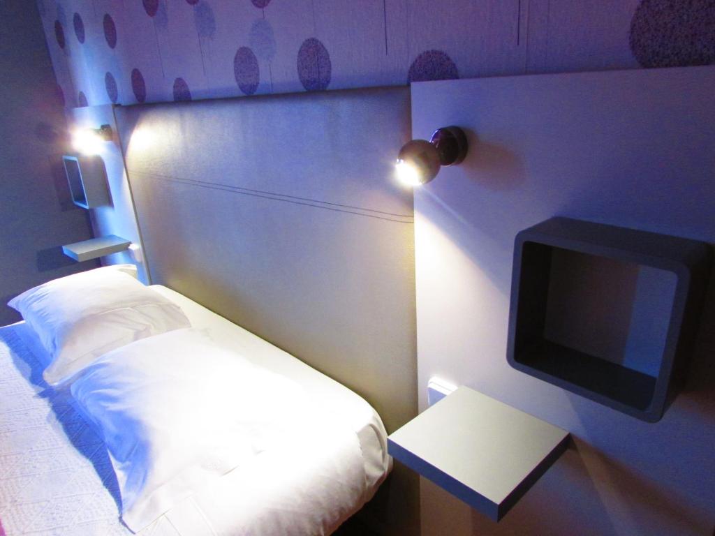 - une petite chambre avec un lit et une télévision dans l'établissement ATCamões, à Almodôvar