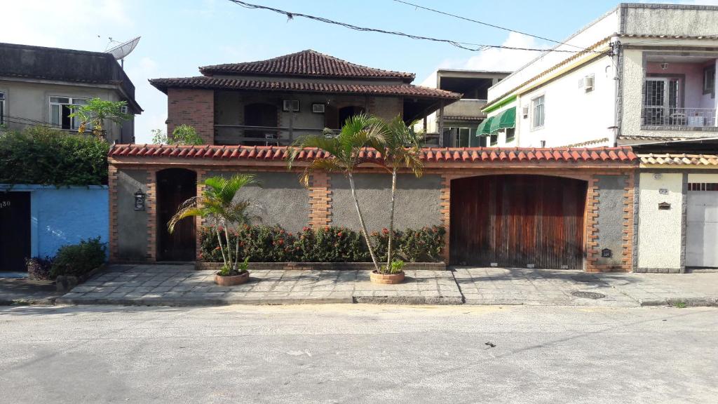 una casa con palmeras delante en Nacif's Suites, en Río de Janeiro