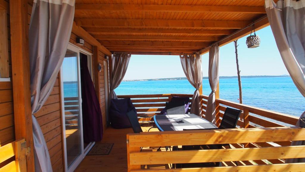 - balcone di una barca con tavolo e sedie di Stress free by the sea a Privlaka (Brevilacqua)