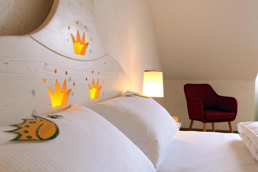 Postel nebo postele na pokoji v ubytování Hotel & Brauereigasthof Drei Kronen
