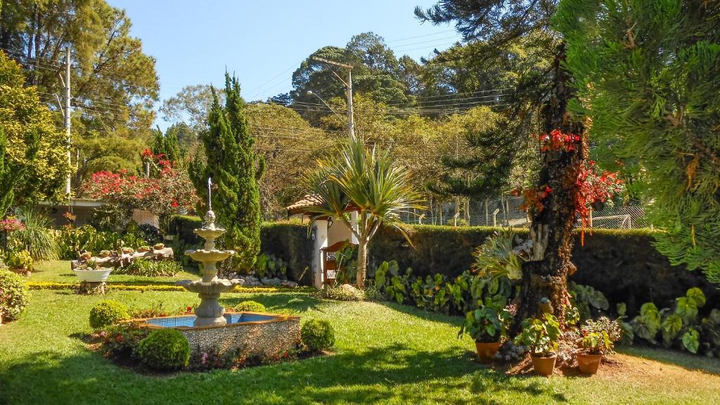 a garden with a fountain in the middle of a yard at Casa com 2 Quartos em Serra Negra in Serra Negra