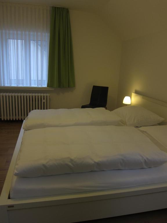 Postel nebo postele na pokoji v ubytování Ernst Clüsserath Weingut & Weinhotelchen