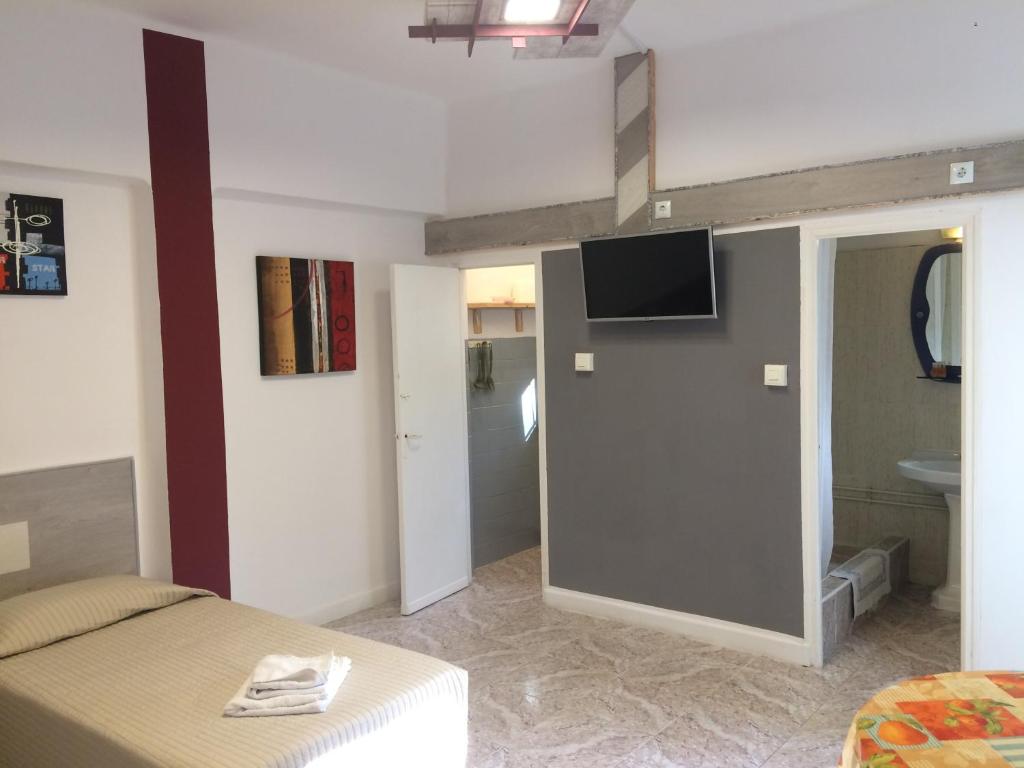 Telewizja i/lub zestaw kina domowego w obiekcie Apartamentos Villa Mar 13 Torremolinos