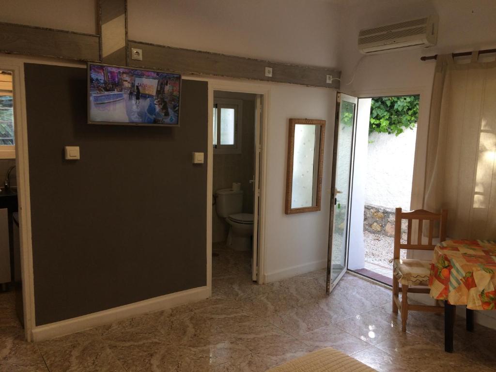 Telewizja i/lub zestaw kina domowego w obiekcie Apartamentos Villa Mar 13 Torremolinos
