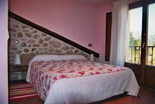 a bedroom with a bed in a pink room at Los Espinares in Rascafría