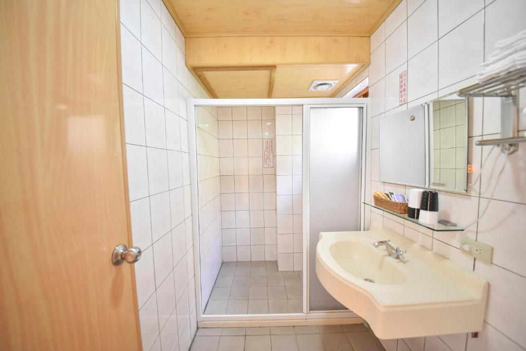 a bathroom with a sink and a shower at Beverly B&amp;B in Ren&#39;ai