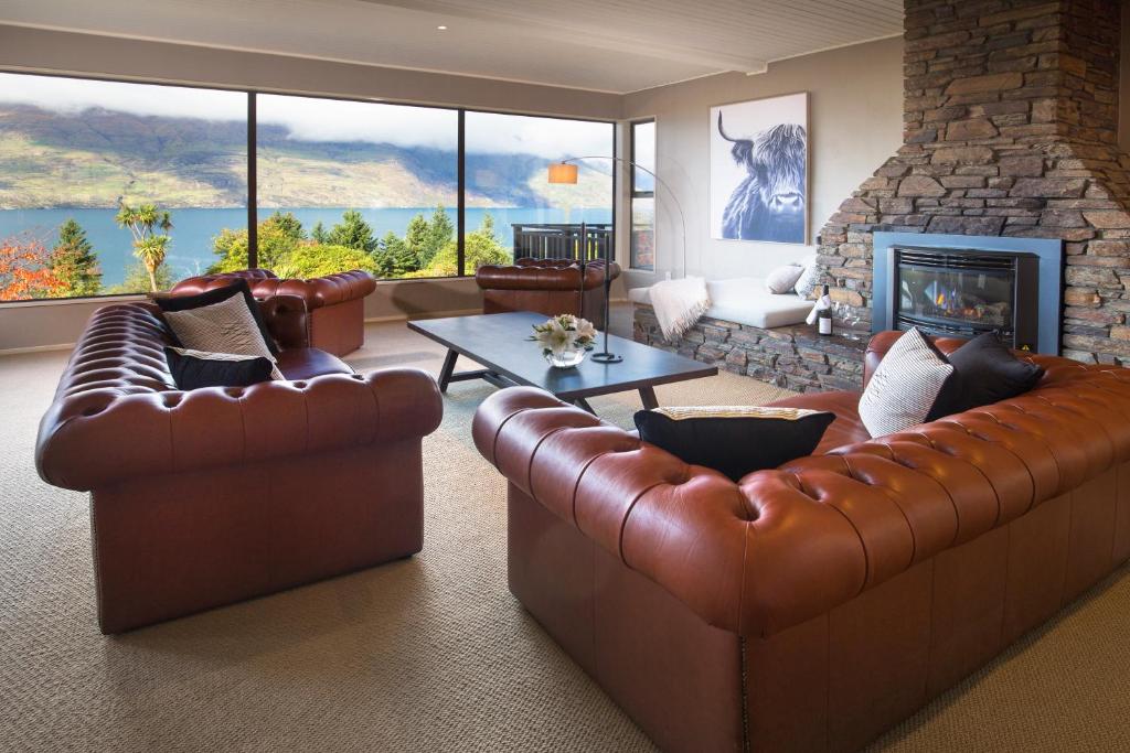 Ein Sitzbereich in der Unterkunft Hidden Lodge Queenstown