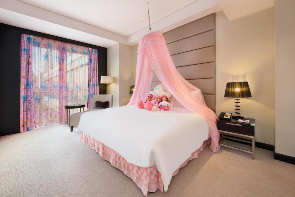 Postel nebo postele na pokoji v ubytování Crowne Plaza Shanghai Xiayang Lake by IHG