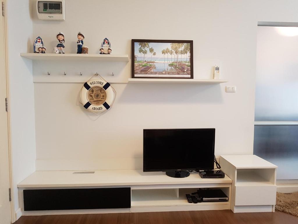 TV a/nebo společenská místnost v ubytování Baan Koo Kiang by Sudarat