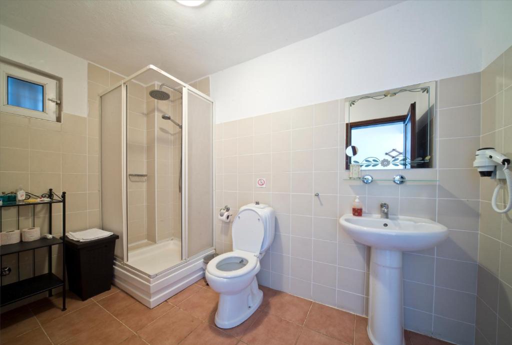 een badkamer met een toilet, een wastafel en een douche bij Miramar Pansiyon in Kas