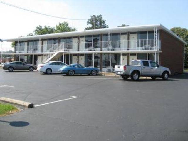 een gebouw met auto's geparkeerd op een parkeerplaats bij Bryce Inn in Smiths Grove