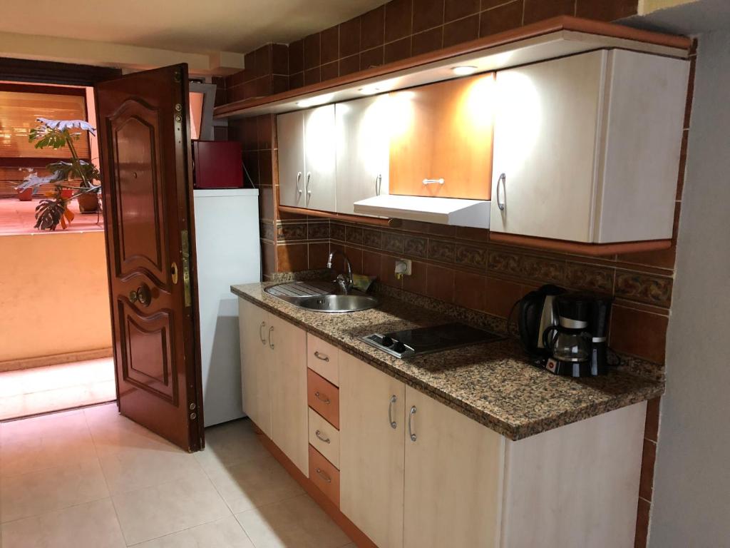 A kitchen or kitchenette at JSM Apartamentos