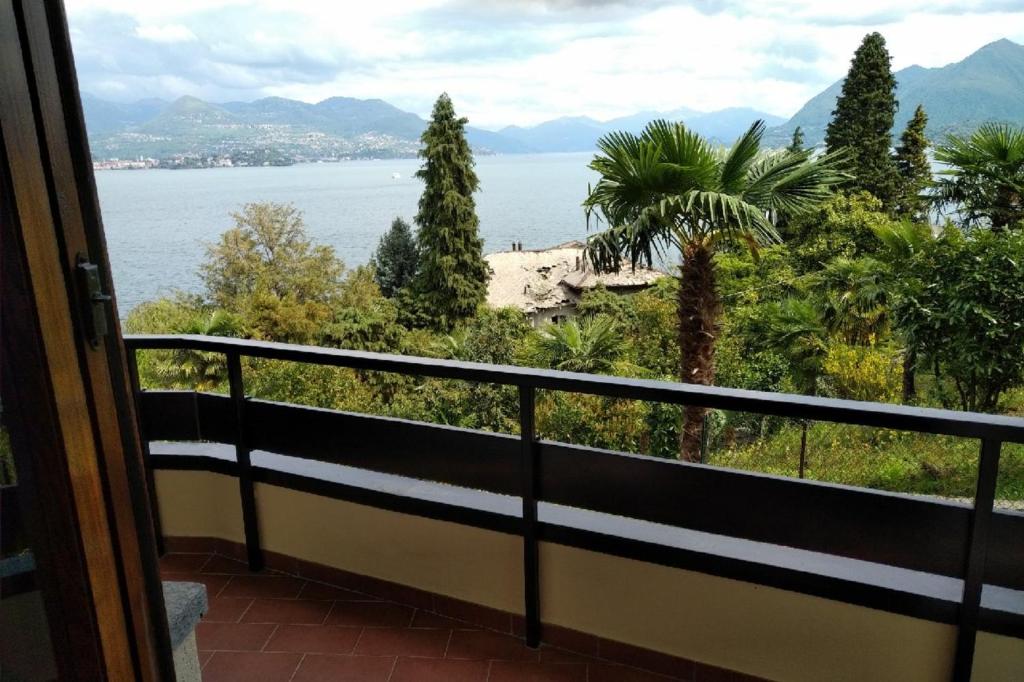 een balkon met uitzicht op de oceaan bij Vista Lago Due in Stresa