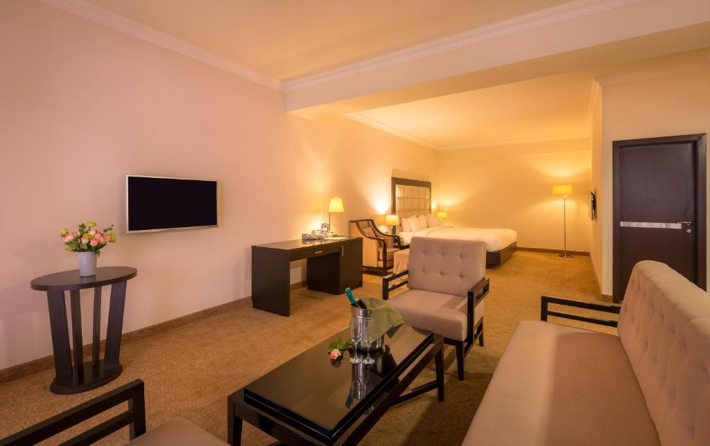 Paris Hotel Yerevan - 阳台的家庭房