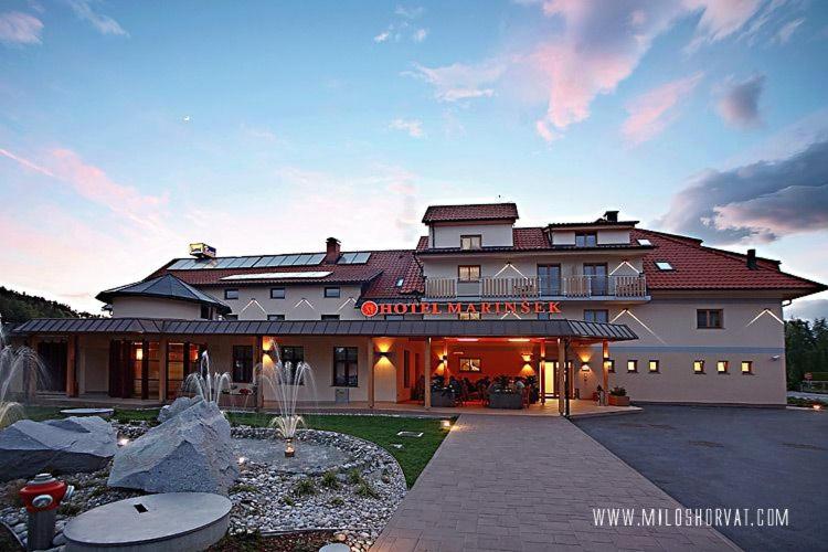 ゴレンスカ地方にあるHotel Marinšekの正面に看板がある大きな建物