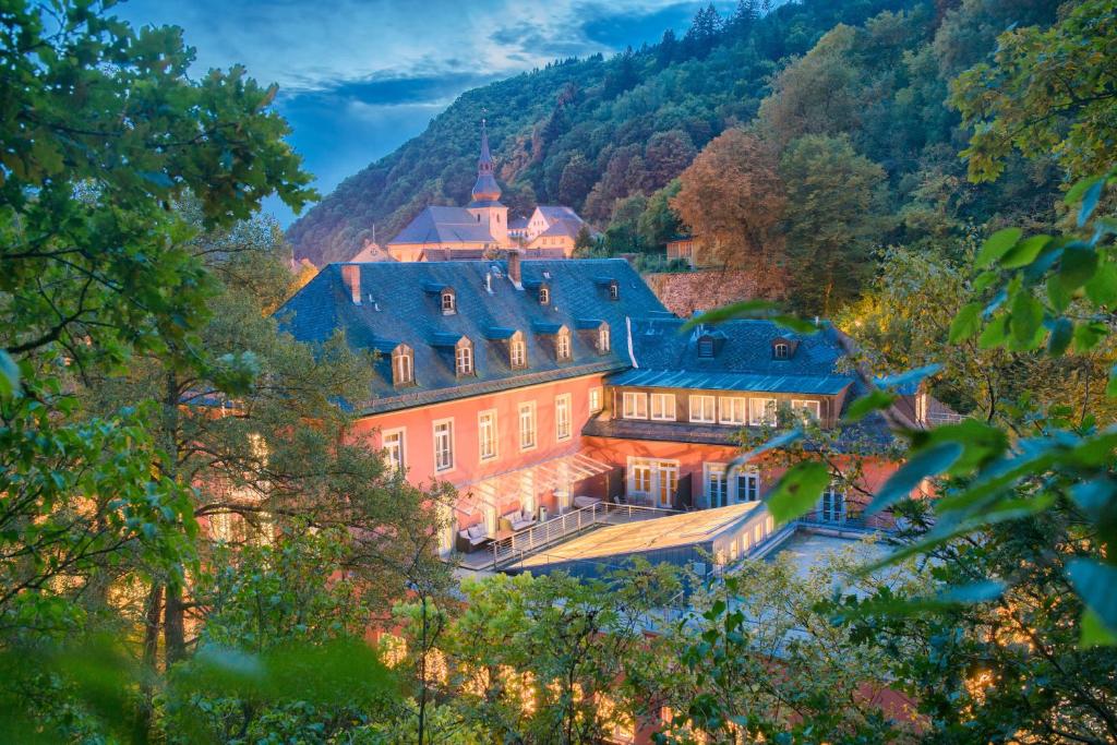 eine Luftansicht eines Herrenhauses in den Bergen in der Unterkunft Hotel Hartl's Lindenmühle in Bad Berneck im Fichtelgebirge