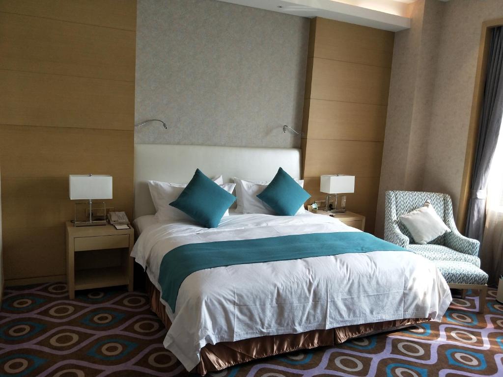Säng eller sängar i ett rum på Jinling Yujingwan Hotel Changyi