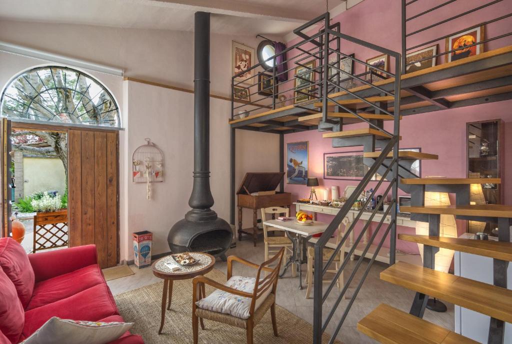 een woonkamer met een wenteltrap en een open haard bij Bed and breakfast Queen in Pisa