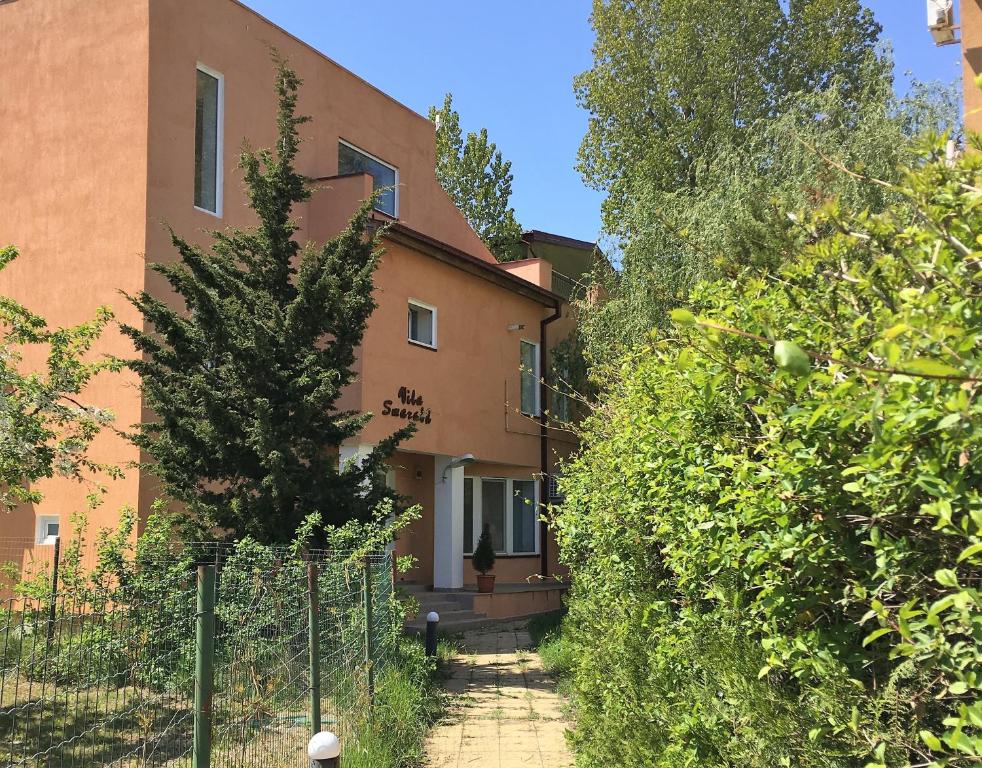 a building with a fence in front of it at Vila Smarald Apartments in Neptun
