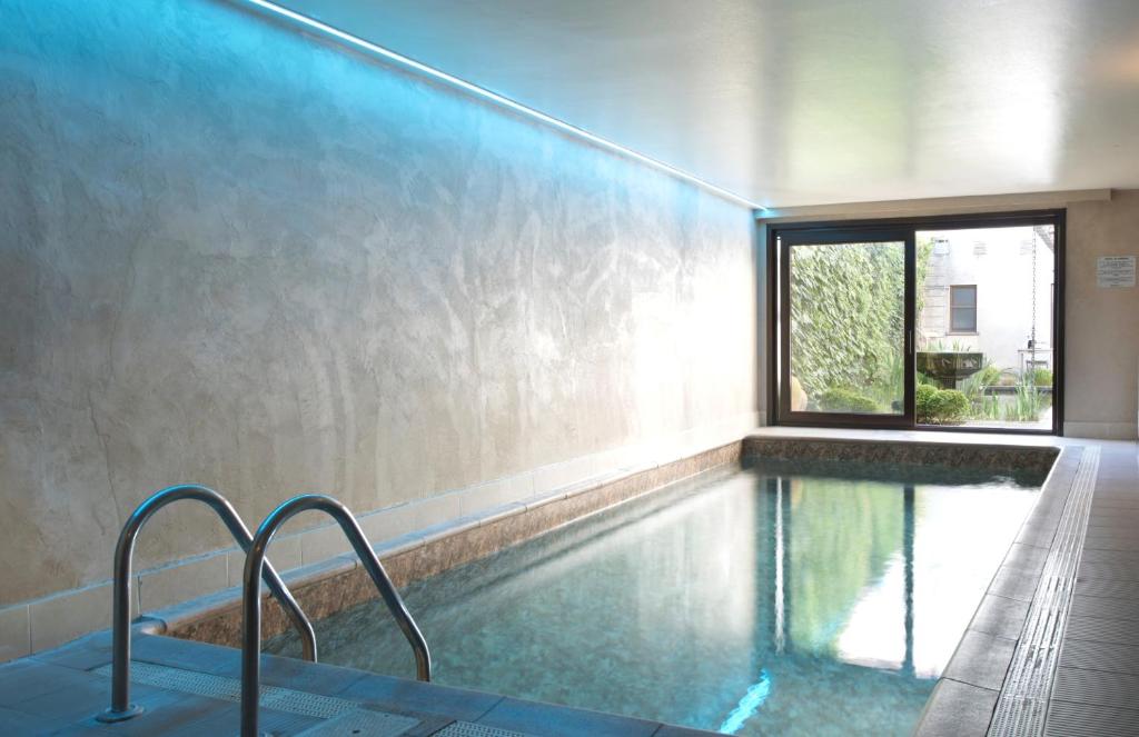 una piscina con ventana en un edificio en Flanders Hotel, en Brujas