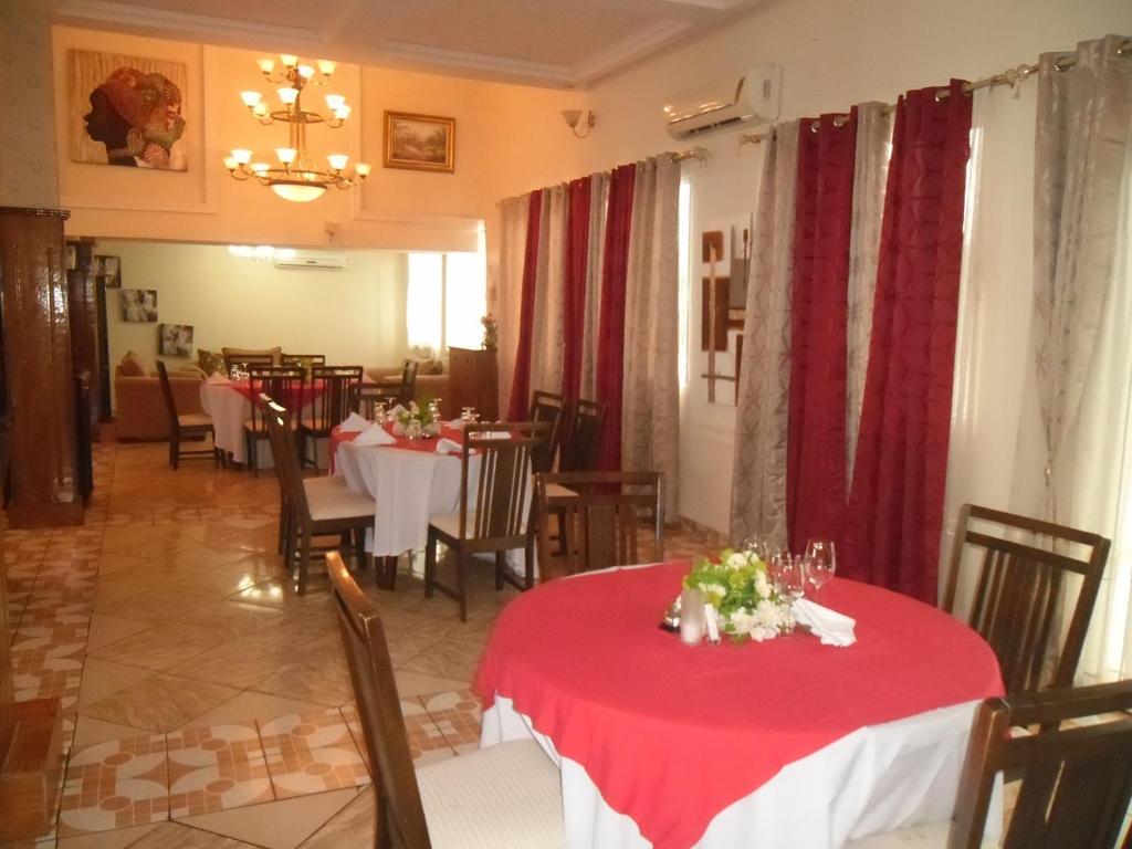 Restoran või mõni muu söögikoht majutusasutuses Hotel Vivi Palace