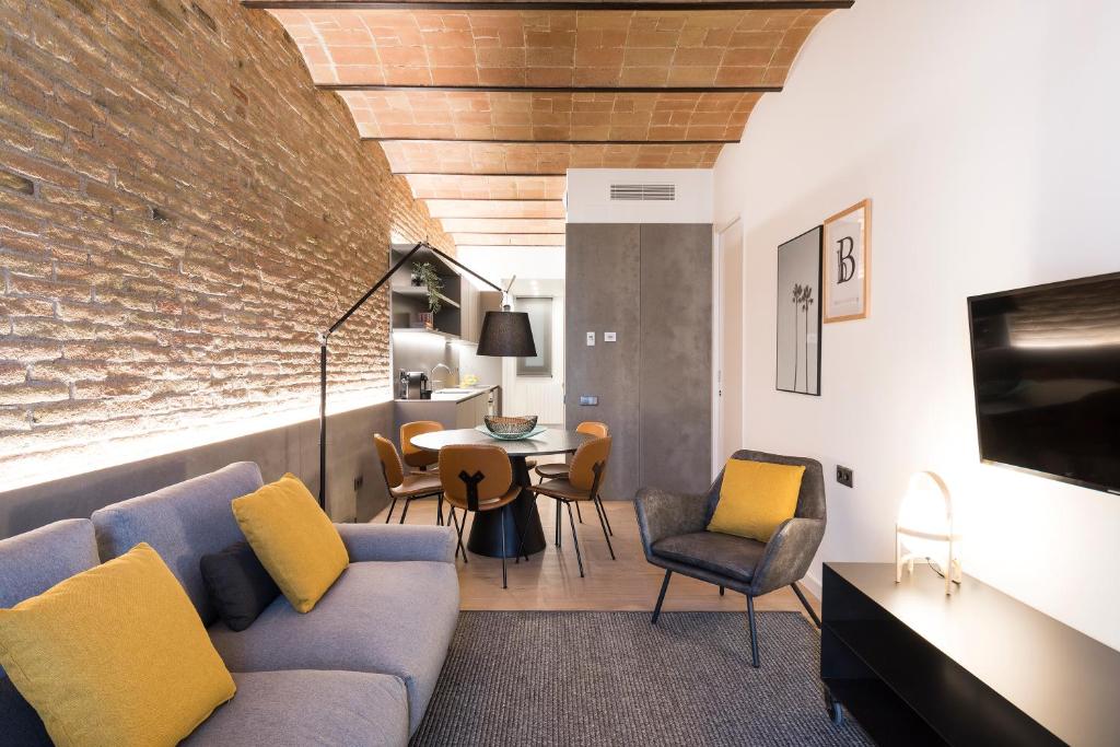 バルセロナにあるAspasios Sagrada Familia Apartmentsのリビングルーム(ソファ、椅子、テーブル付)
